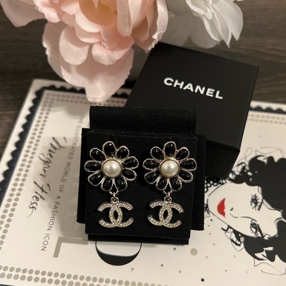 CHANEL 22K Flower CC Crystal Drop Earrings - AUTH - Picture 9 of 10